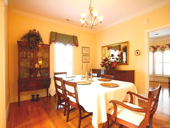 4th image of 1057 The Glen St #2