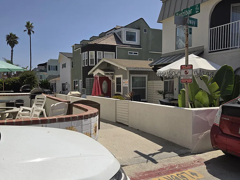 719 Zanzibar Ct — Photo 12