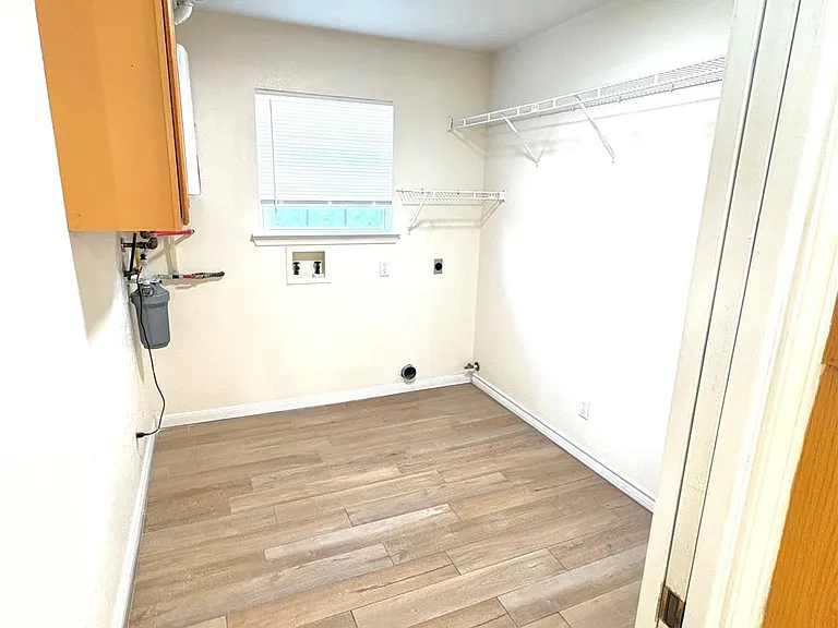 211 Fox Xing — Photo 14