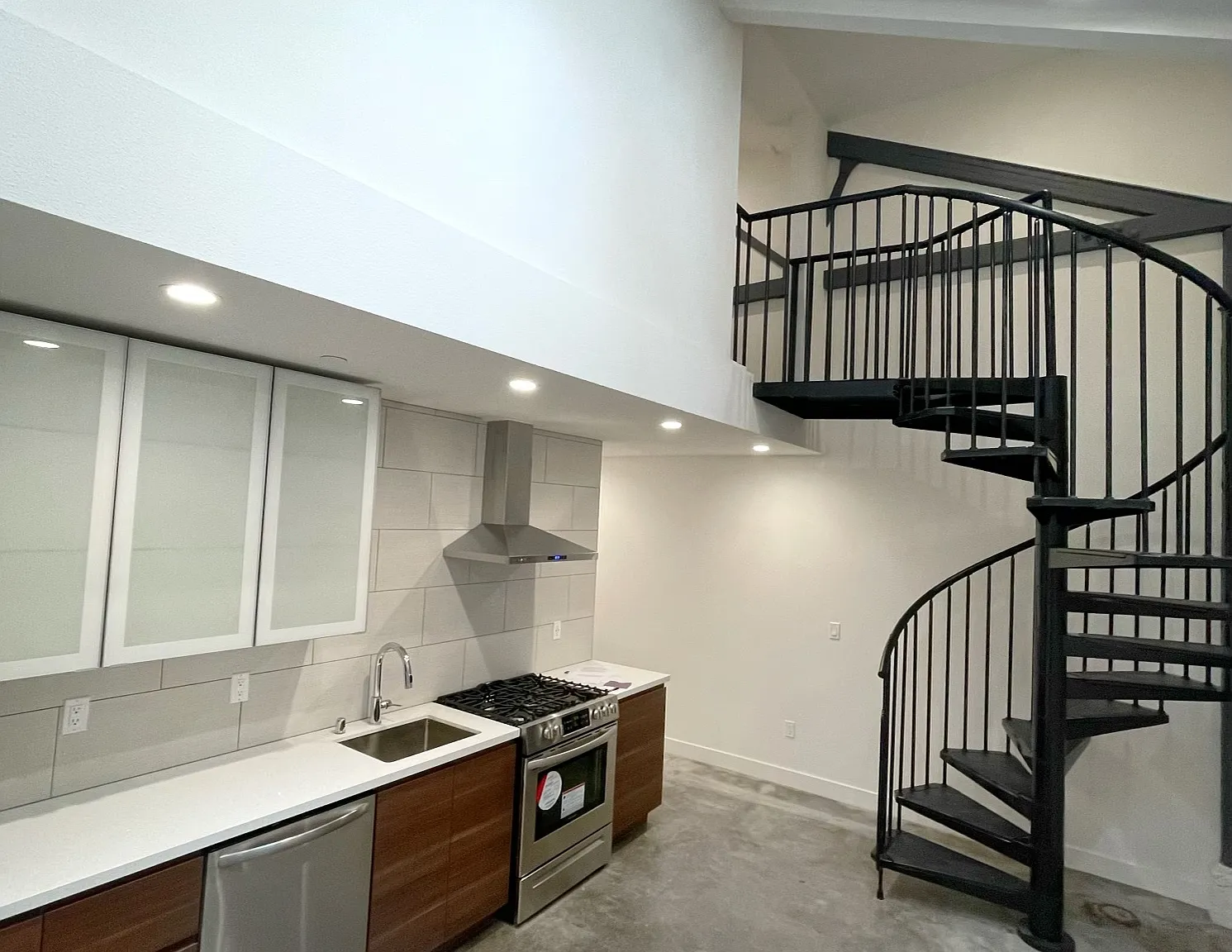 2 bed, 800 sqft, $2,400 — Photo 2