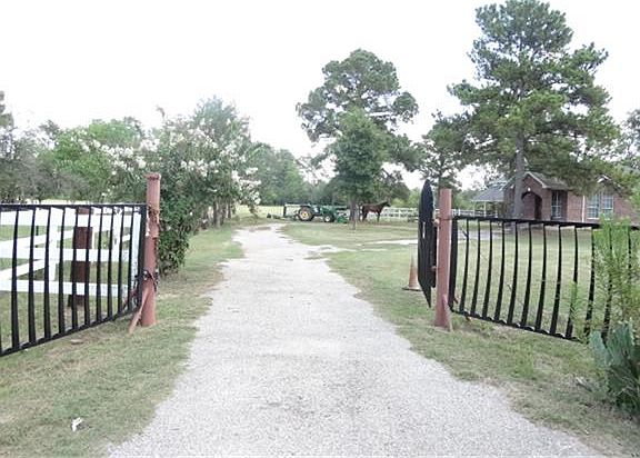 Entrance into the 5 acreage property