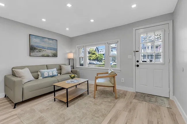 10 Abbott Ave — Photo 2