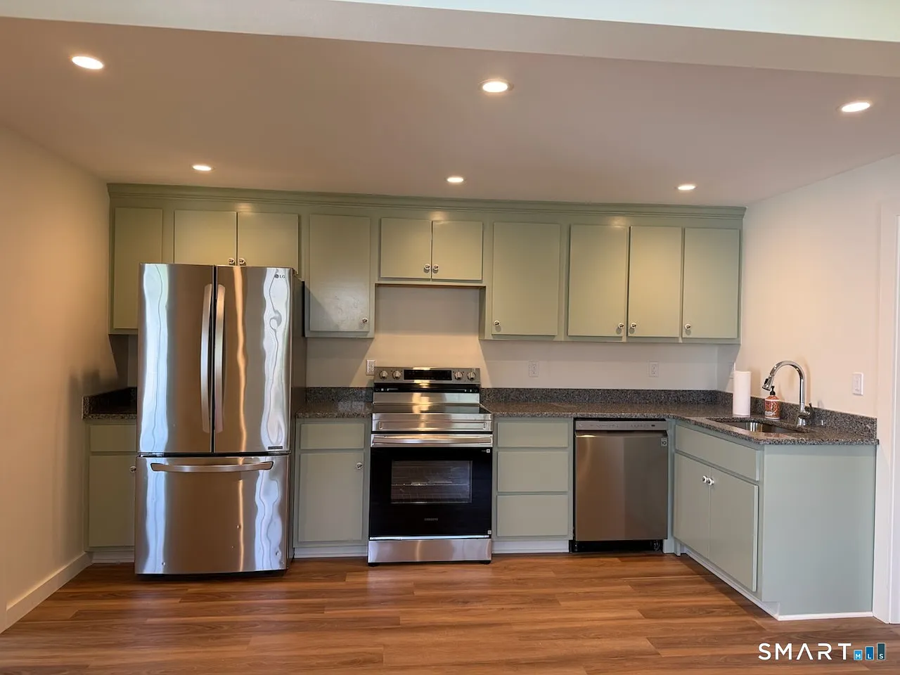3 bed, 1.0 bath, 1992 sqft, $2,200 — Photo 3