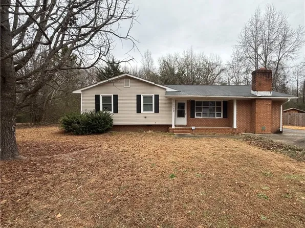 2049 Corrinna St, Fayetteville, NC 28301