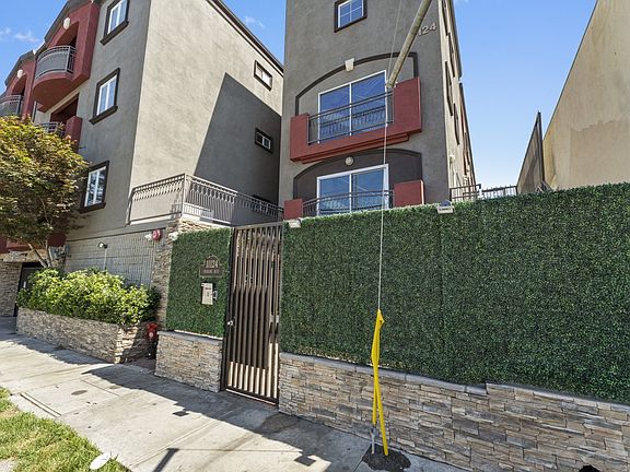 3rd image of 11124 Burbank Blvd APT 303