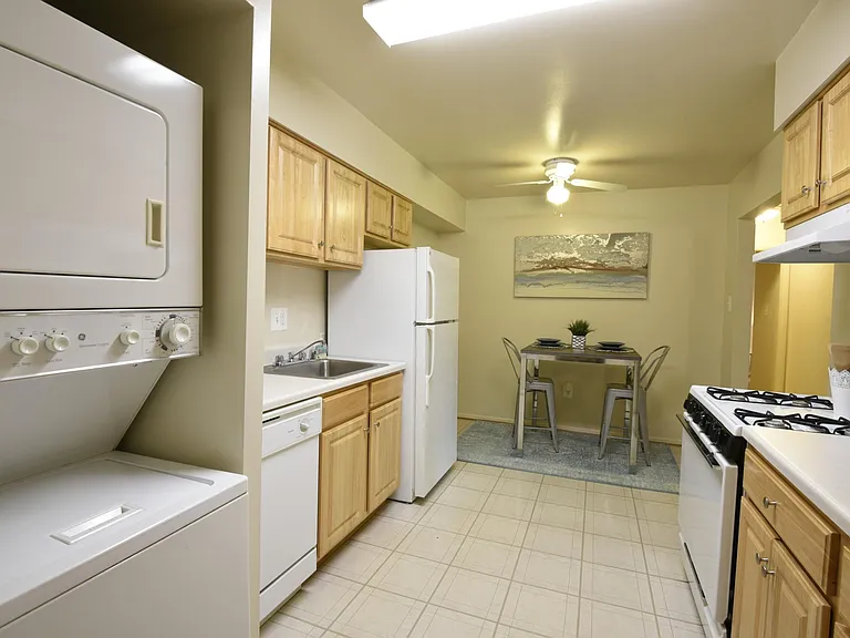 Deer Park Apartments — Photo 8