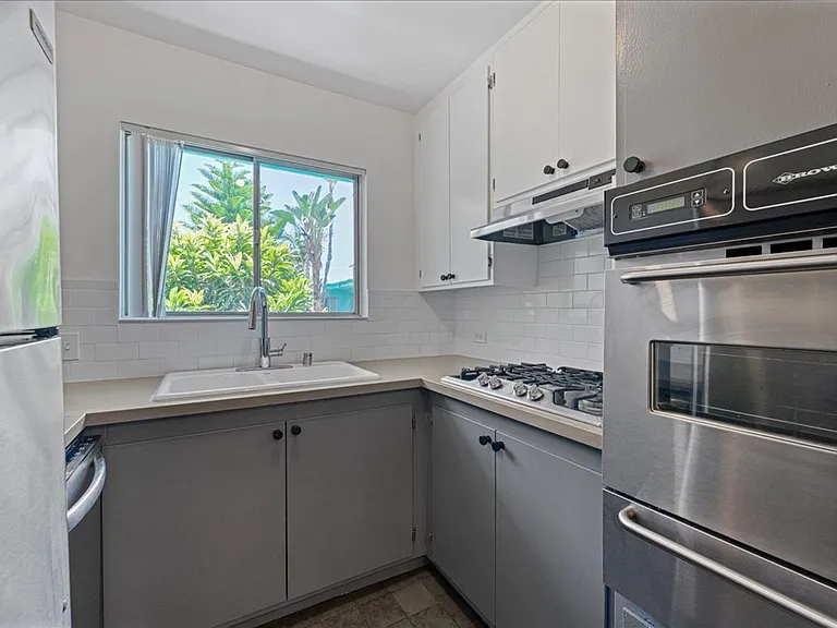 1437 E Windsor Rd #16 — Photo 5