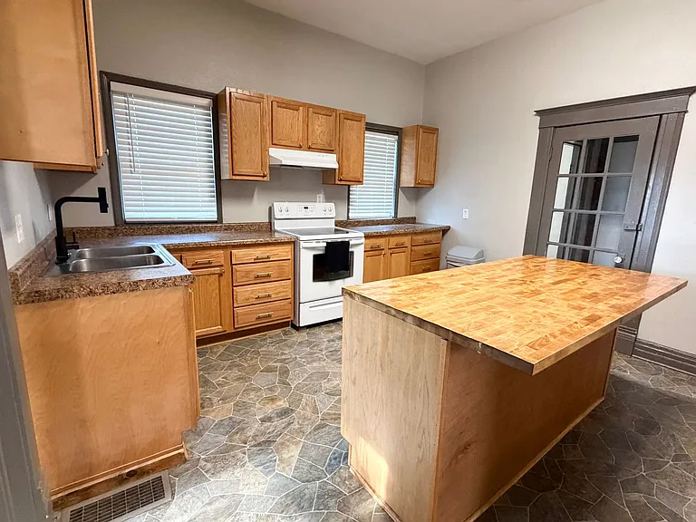 913 W Montgomery St — Photo 14