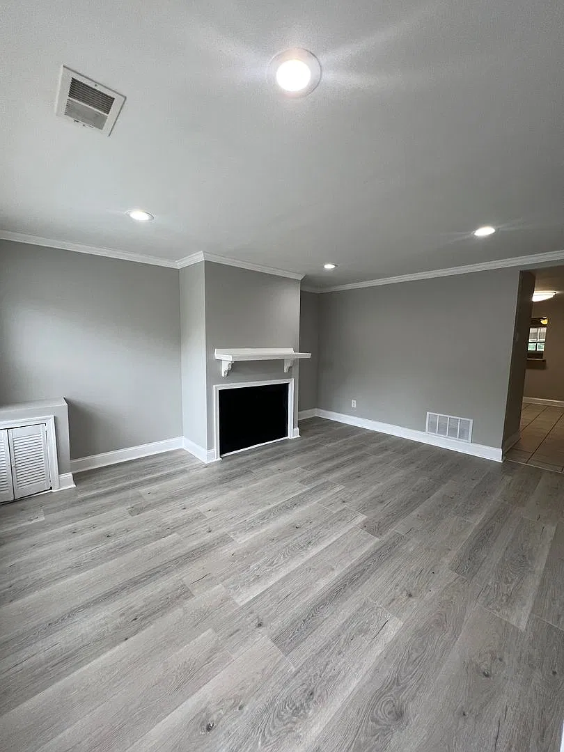 Charming 3 Bedroom Home in the Lakeland Neighborhood — Photo 2