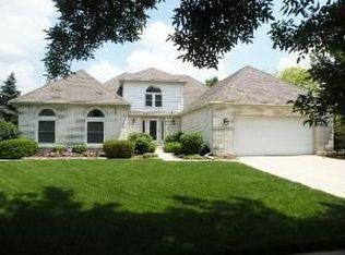 1963 Chatham Dr, Wheaton, IL 60189