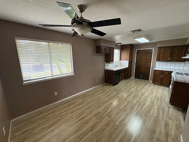 2232 E Paradise Ave — Photo 7