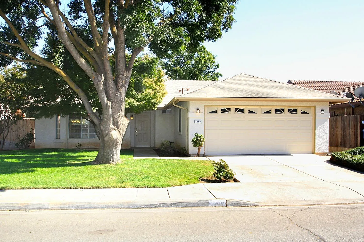 3260 N Forestiere Ave photo 1