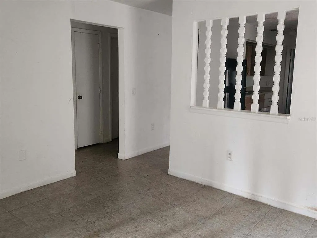 2 bed, 1.0 bath, 912 sqft, $995 — Photo 2