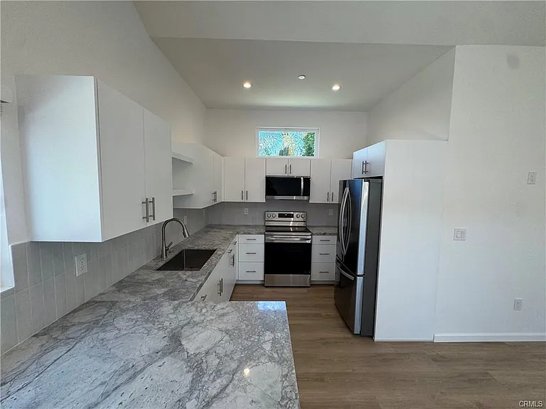 5032 Serrania Ave — Photo 8