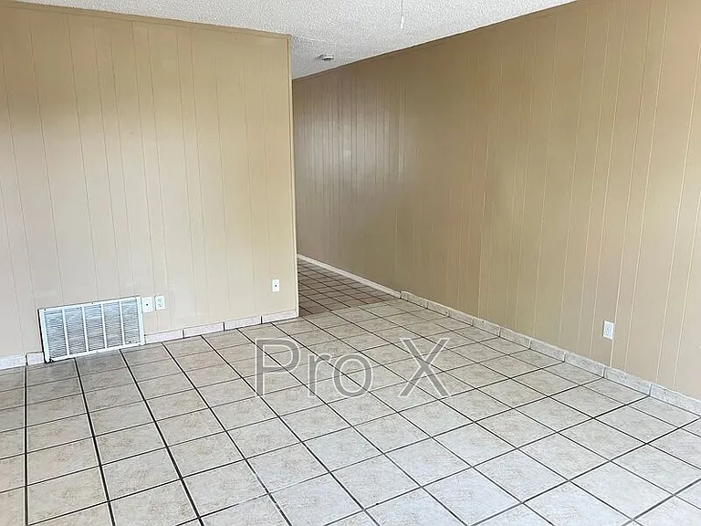 1042 W Hendrix St — Photo 4