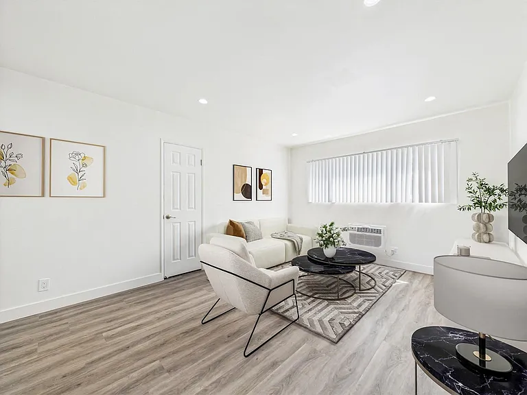13060 Burbank Blvd. Apartments — Photo 24