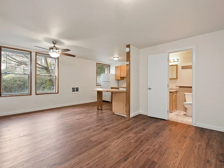 Abbottsford Apartments — Photo 125