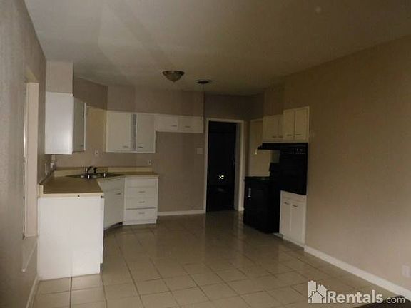 4th image of 4822 Creekmoor Dr
