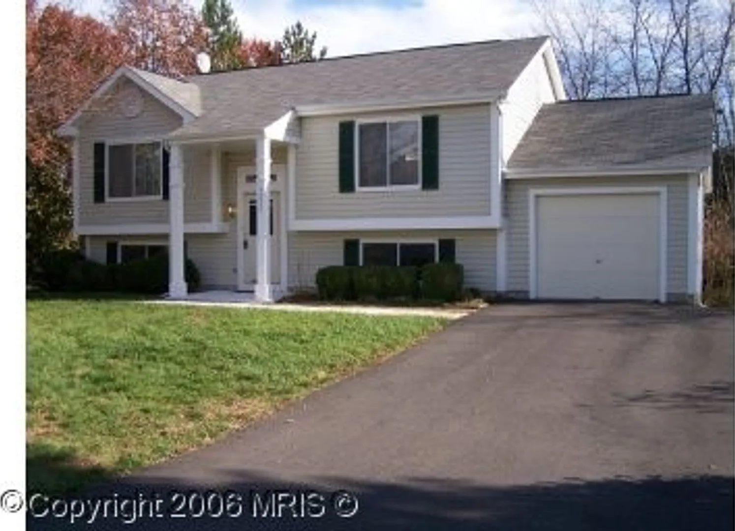 Well Maintained Split Level Home with 4 Bedrooms - Herndon — Photo 1