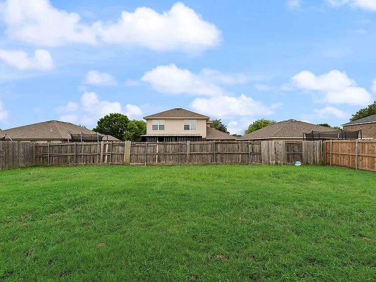 2701 Mockingbird St — Photo 17