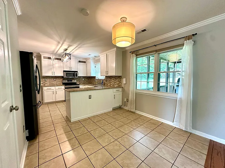 8425 Hirsch Dr — Photo 6