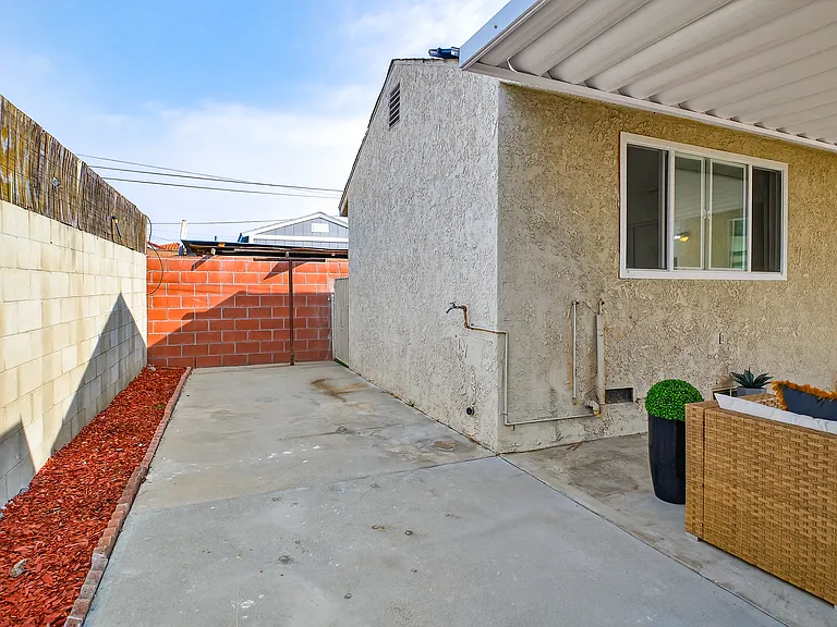 2037 S 3rd St — Photo 32
