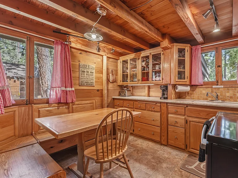 Nicely appointed kitchen (note no dishwasher)
