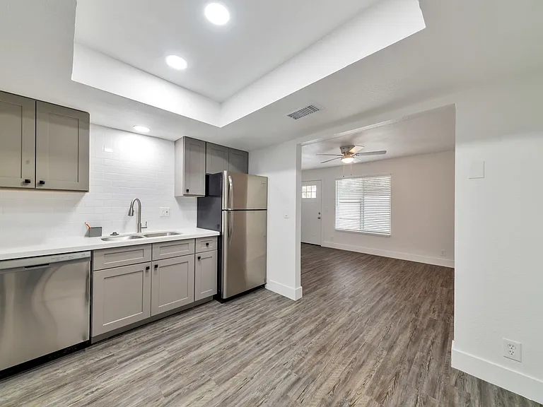 1001 W Flint St — Photo 6