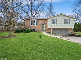 1008 W Woodland Rd, Lake Bluff, IL 60044