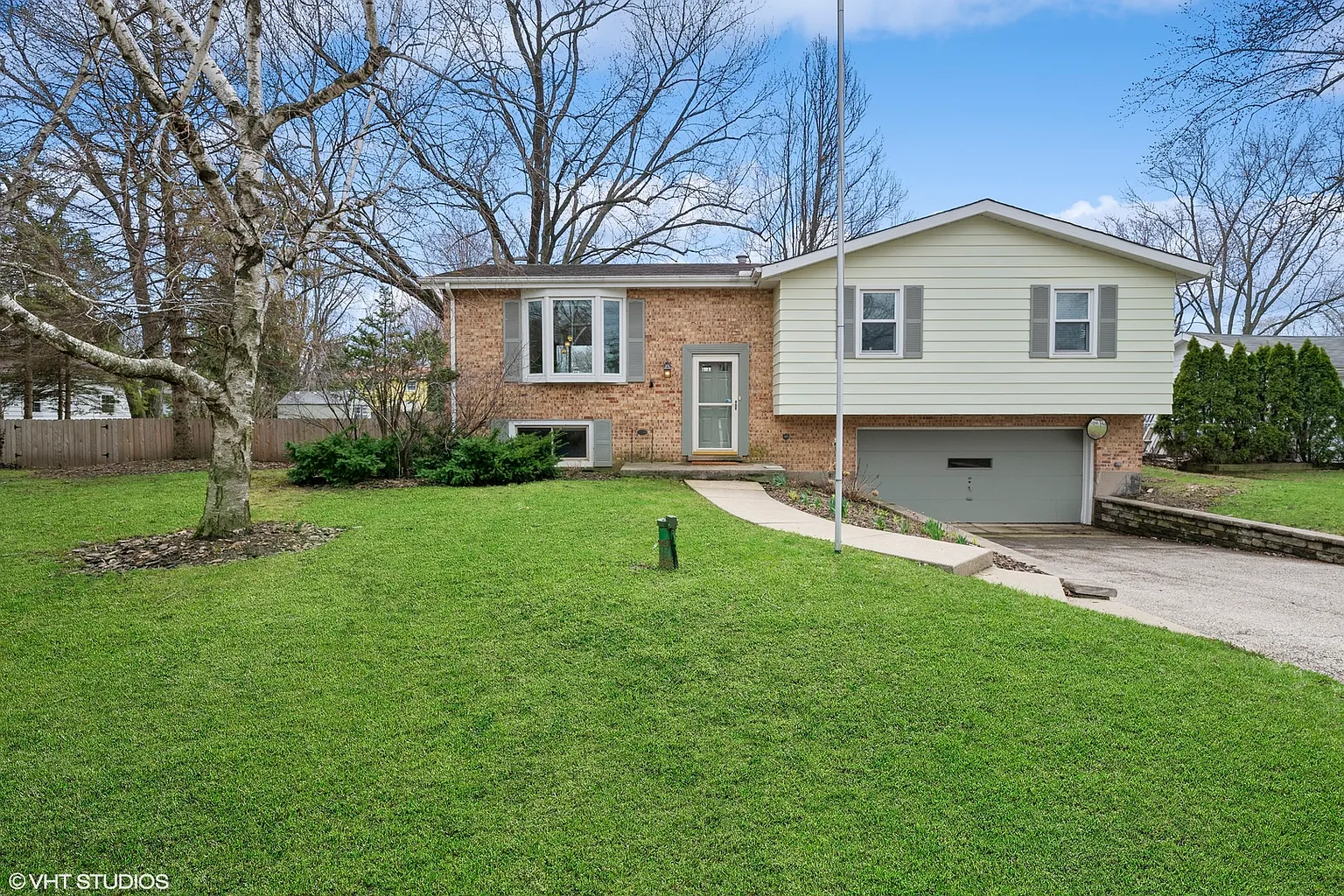 1008 W Woodland Rd photo 1
