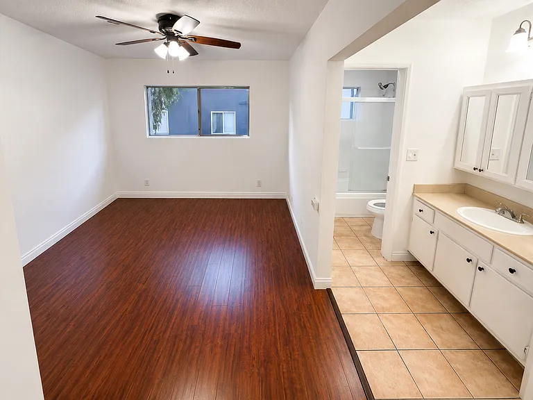 Hollyking Apartments — Photo 23