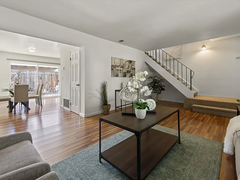 1811 Queen Victoria Way — Photo 3
