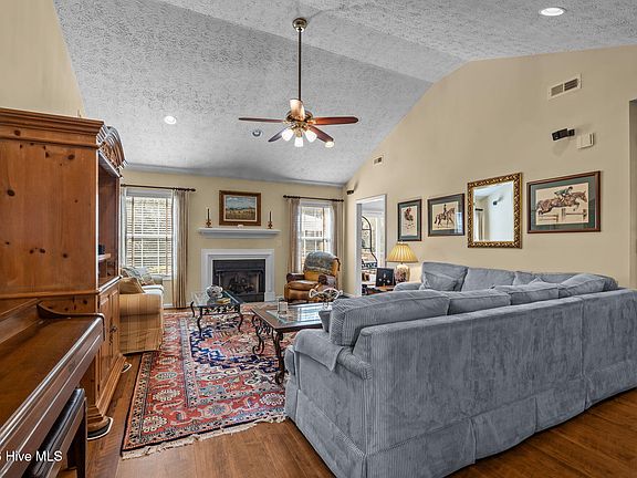 5th image of 806 Broadmoor Court
