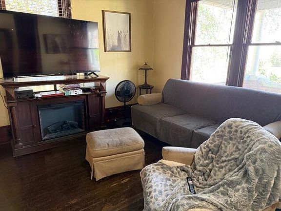 4th image of 207 E Dekalb St