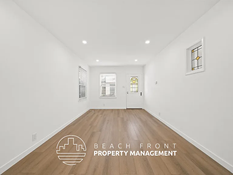 2450 Oak St — Photo 17