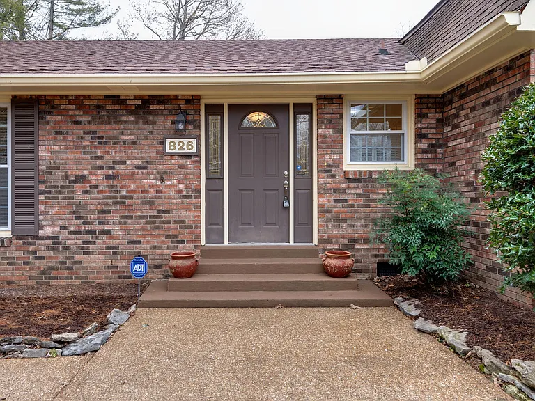826 Victoria Dr — Photo 3