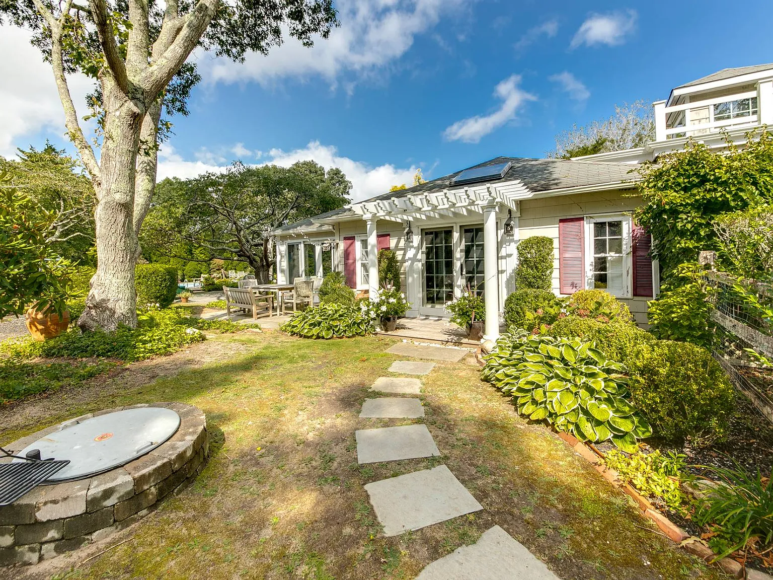 Amagansett Beach Cottage Close to Ocean and Bay Beaches — Photo 1