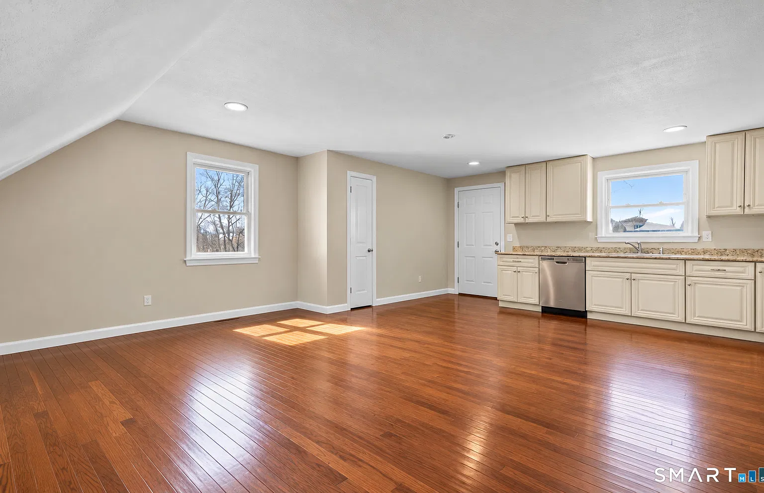 2 bed, 1.0 bath, 1581 sqft, $1,800 — Photo 3