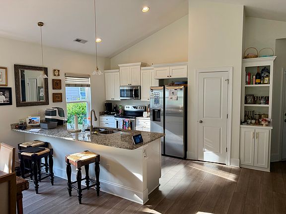 5th image of 215 Coachman Dr