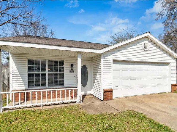 3032 W Essex Dr, Fayetteville, AR 72704
