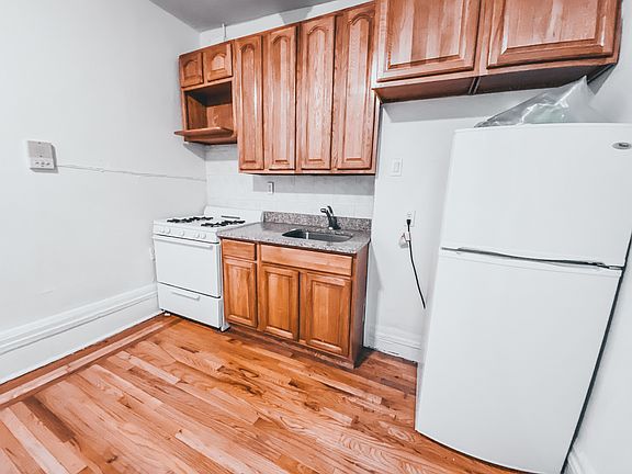 5th image of 160 Claremont Ave #J3