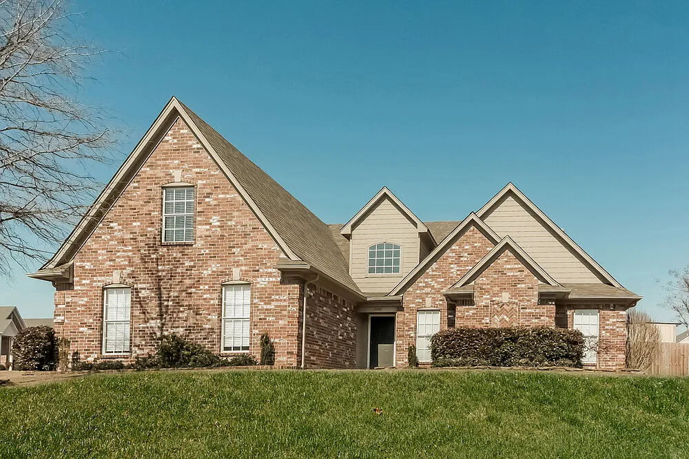 3 bed, 2.0 bath, 1959 sqft, $2,410 — Photo 1