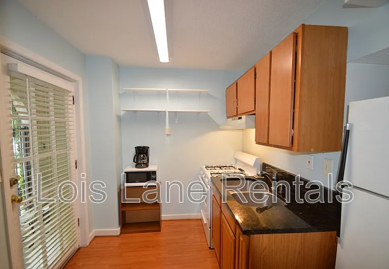 51 Charlotte St #B — Photo 2