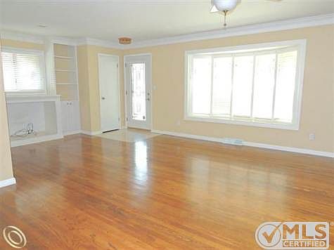 DSCN1701--living room 357 winry.