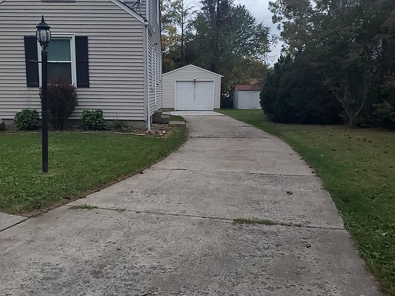 Driveway & Garage in foreground