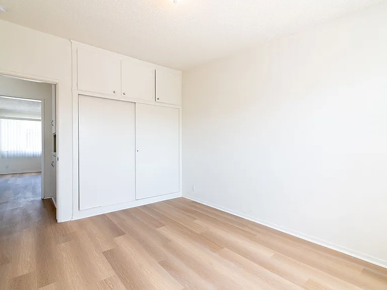St Elmo Apartments — Photo 10