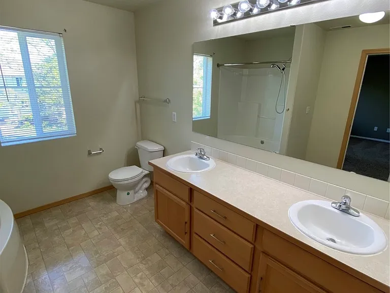 2025 Garry Oaks Ave #B — Photo 9