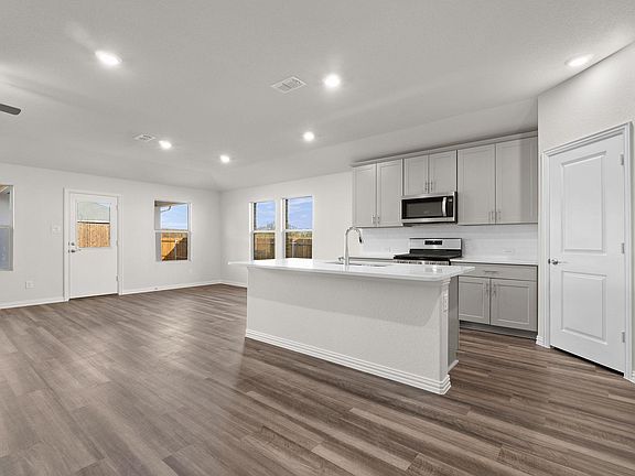 5th image of 304 Scenic Dr