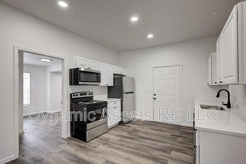 2 bed, 1.0 bath, 875 sqft, $1,195 — Photo 1
