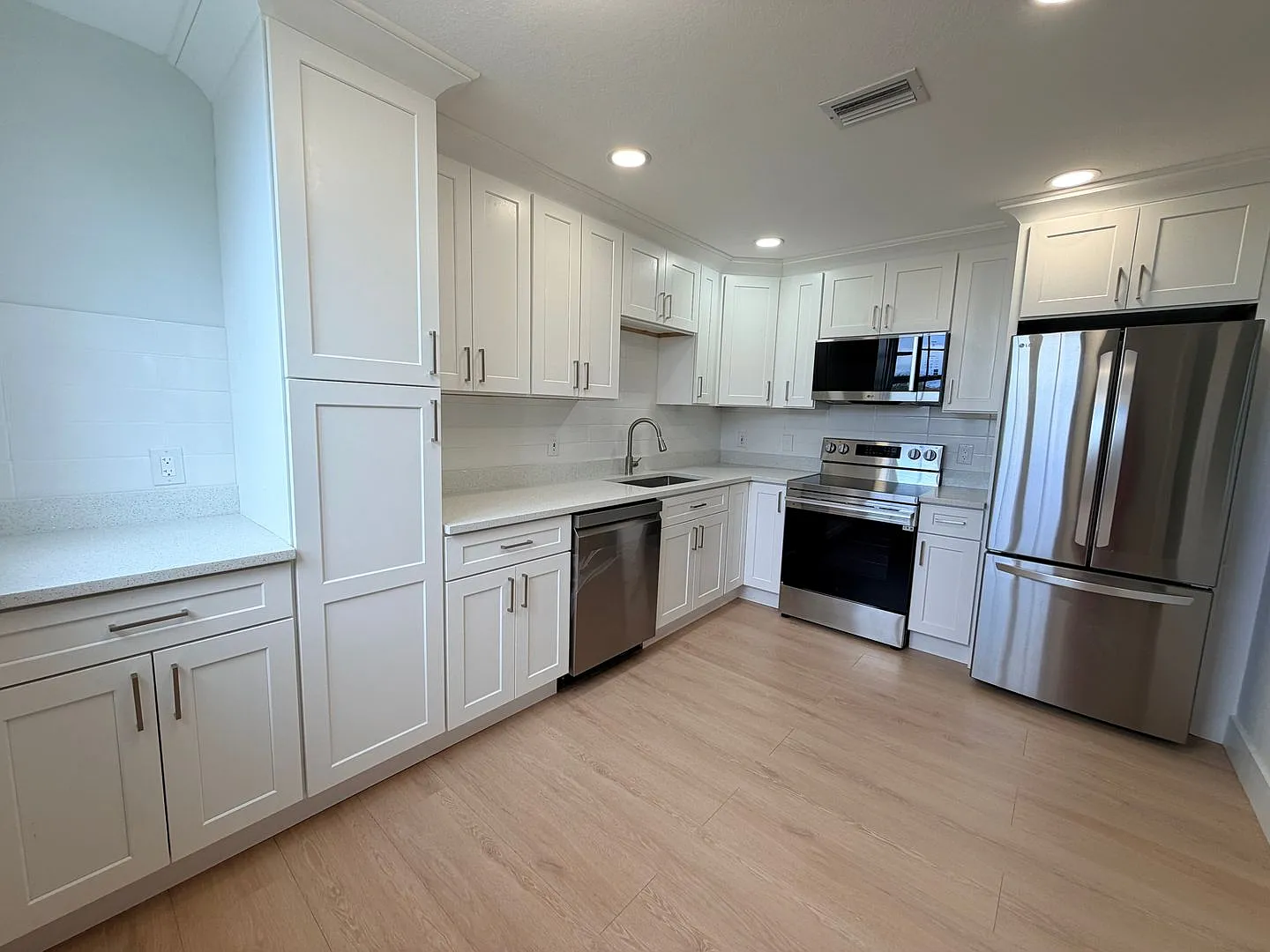 Valencia Apartments — Photo 3
